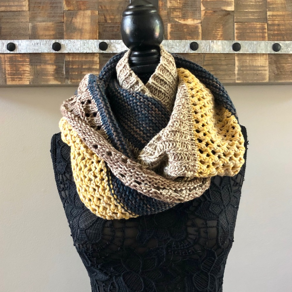 Chunky knit closed scarf. Look brand. NWOT.
